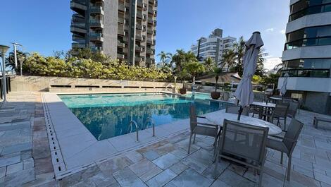 EXCELENTE APARTAMENTO FRENTE MAR COM 5 SUITES - RIVIERA