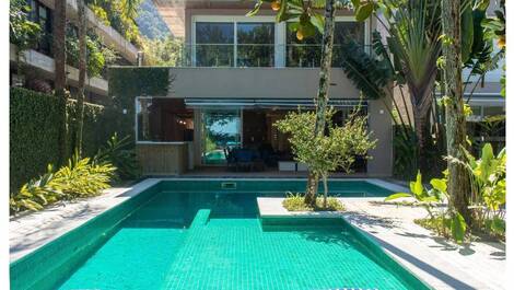 Cambaquara Beachfront House in Juquehy