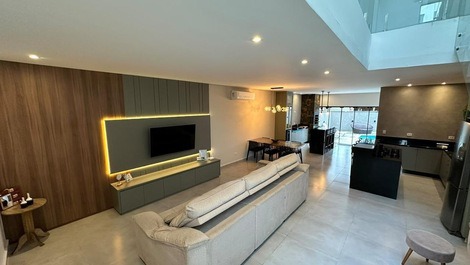Triplex com Piscina Aquecida + 5 Ar Condicionado