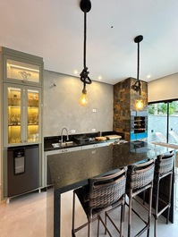 Triplex com Piscina Aquecida + 5 Ar Condicionado