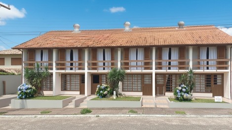 Sobrados em condominio fechado, a 120 mts do mar, Morrinhos, Garopaba