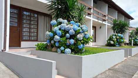 Sobrados em condominio fechado, a 120 mts do mar, Morrinhos, Garopaba