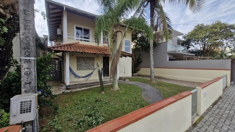 House with Pool and 4 Bedrooms 200m from Mariscal Beach