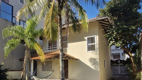 House with Pool and 4 Bedrooms 200m from Mariscal Beach
