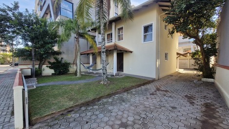 House with Pool and 4 Bedrooms 200m from Mariscal Beach