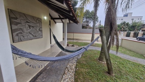 House with Pool and 4 Bedrooms 200m from Mariscal Beach