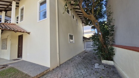 House with Pool and 4 Bedrooms 200m from Mariscal Beach