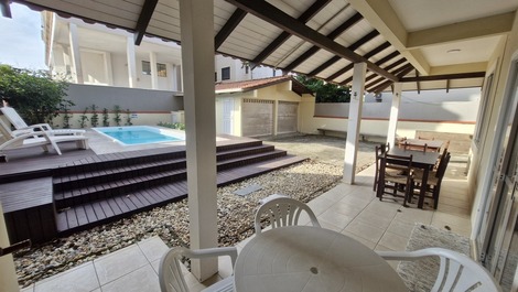 House with Pool and 4 Bedrooms 200m from Mariscal Beach