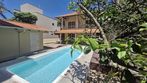 House with Pool and 4 Bedrooms 200m from Mariscal Beach