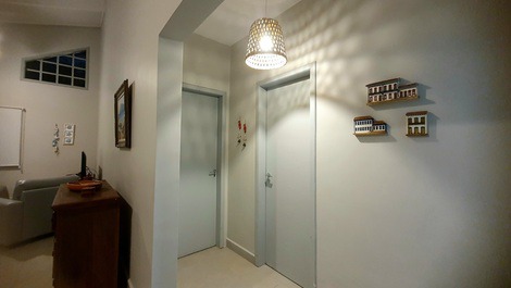 Adjacente às salas, encontra-se o hall de acesso à cozinha.