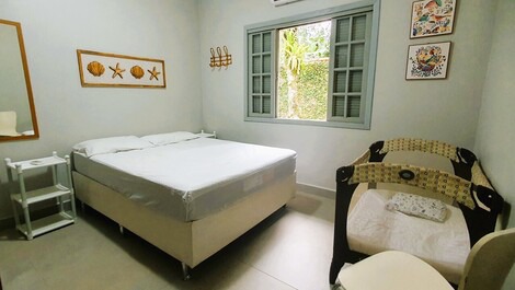 Suíte com cama de casal e berço. dispõe de ar=condicionado, armário de prateleira, closet e espelho.