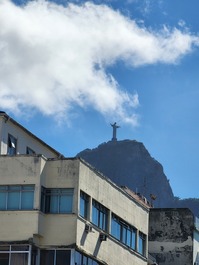 Vista do quarto principal. dá para ver um pouco do cristo. 