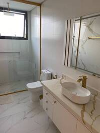 Casa nueva con 4 suites, muy cerca del mar. ¡Precios a consultar!