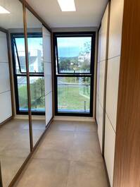 Casa nueva con 4 suites, muy cerca del mar. ¡Precios a consultar!