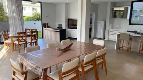 Casa nueva con 4 suites, muy cerca del mar. ¡Precios a consultar!