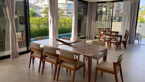 Casa nueva con 4 suites, muy cerca del mar. ¡Precios a consultar!