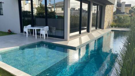 Casa nueva con 4 suites, muy cerca del mar. ¡Precios a consultar!