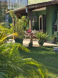 Varanda com churrasqueira e jardim 