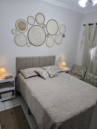Quarto, cama casal, tv, ar condicionado. 