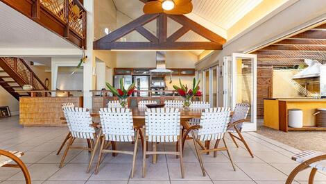 Baleia Beach with 1,100 meters of private beachfront!