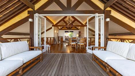 Baleia Beach with 1,100 meters of private beachfront!