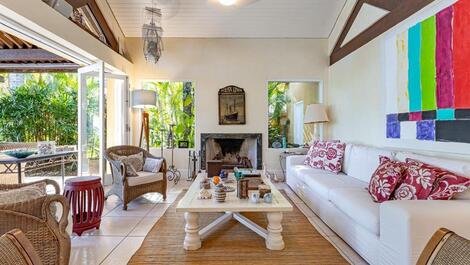 Baleia Beach with 1,100 meters of private beachfront!