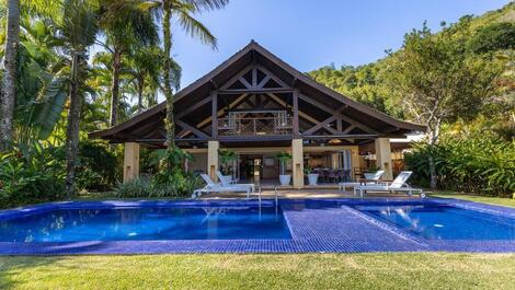 Baleia Beach with 1,100 meters of private beachfront!