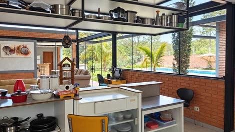 CASA DA COLINA – Chácara 18 pessoas, piscina 50m2 + área gourmet -