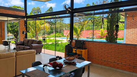 CASA DA COLINA – Chácara 18 pessoas, piscina 50m2 + área gourmet -