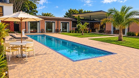 CASA DA COLINA – Chácara 18 pessoas, piscina 50m2 + área gourmet -