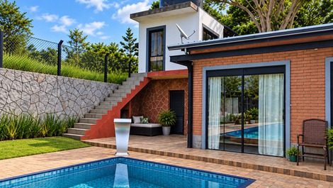 CASA DA COLINA – Chácara 18 pessoas, piscina 50m2 + área gourmet -