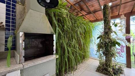 Uma casa familiar em Juquehy - a menos de 80 metros da praia