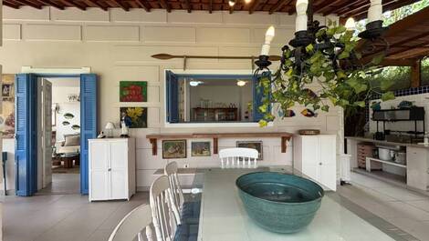 Uma casa familiar em Juquehy - a menos de 80 metros da praia