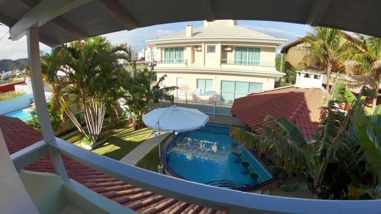 Casa para aluguel de temporada em Governador Celso Ramos (Praia de Palmas)