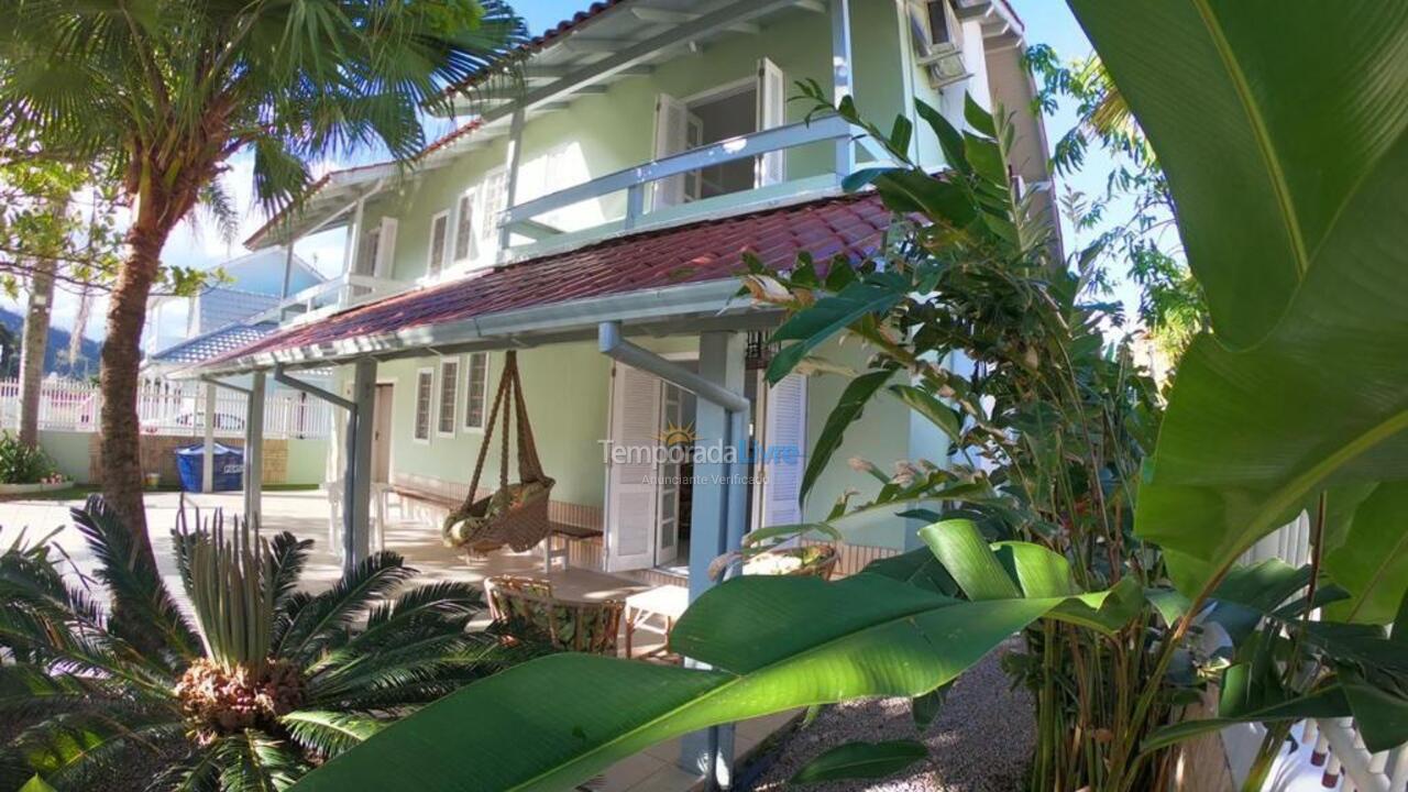 Casa para aluguel de temporada em Governador Celso Ramos (Praia de Palmas)