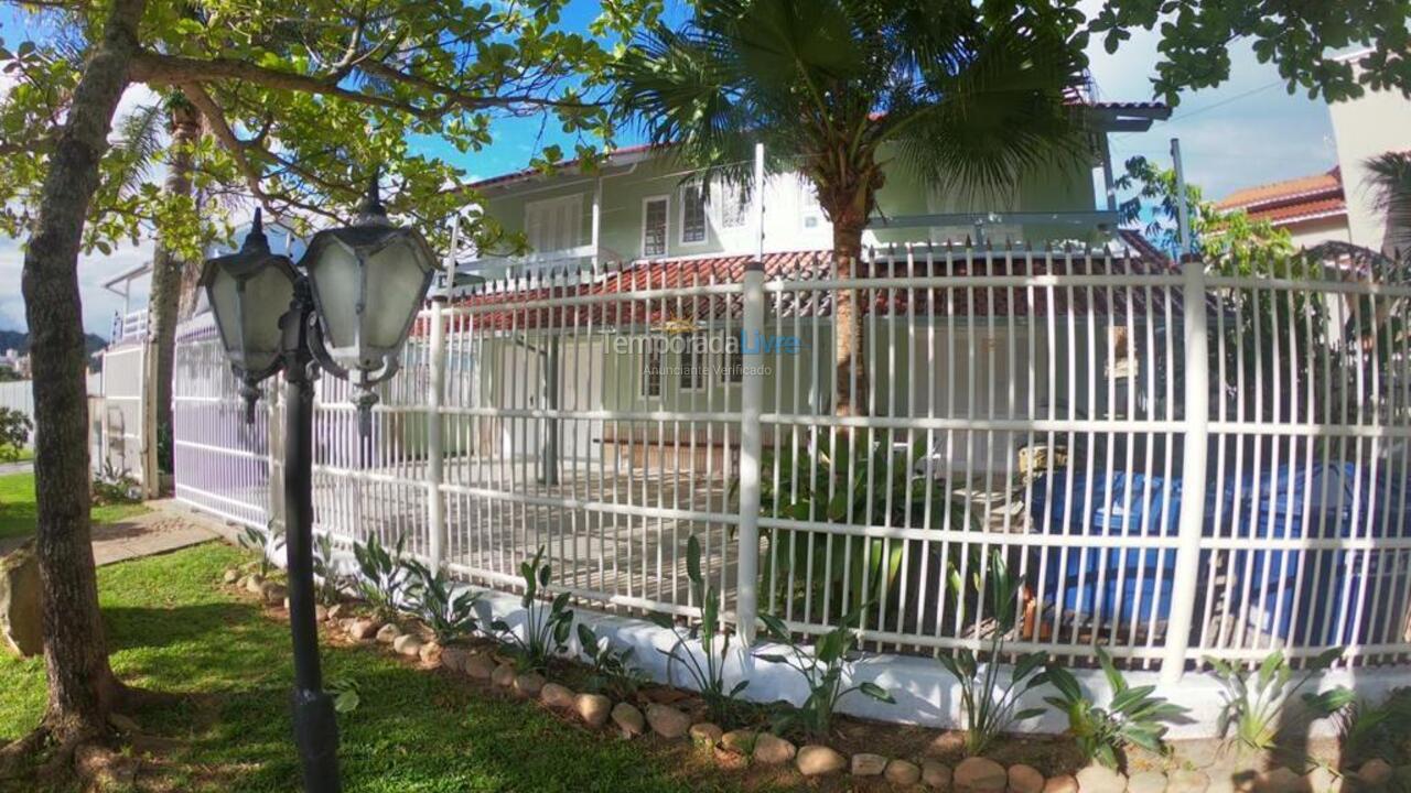 Casa para aluguel de temporada em Governador Celso Ramos (Praia de Palmas)