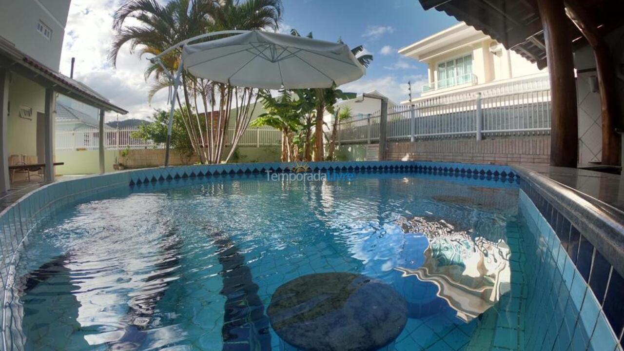Casa para aluguel de temporada em Governador Celso Ramos (Praia de Palmas)