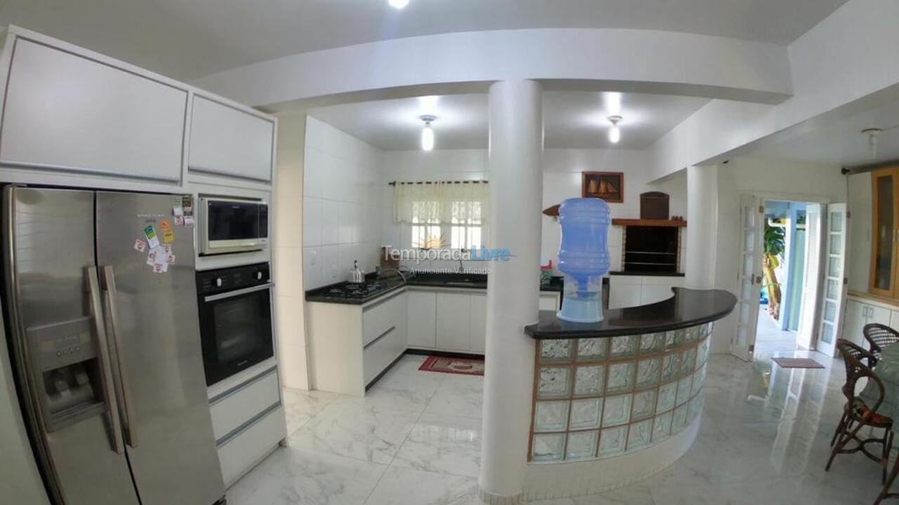 Casa para aluguel de temporada em Governador Celso Ramos (Praia de Palmas)