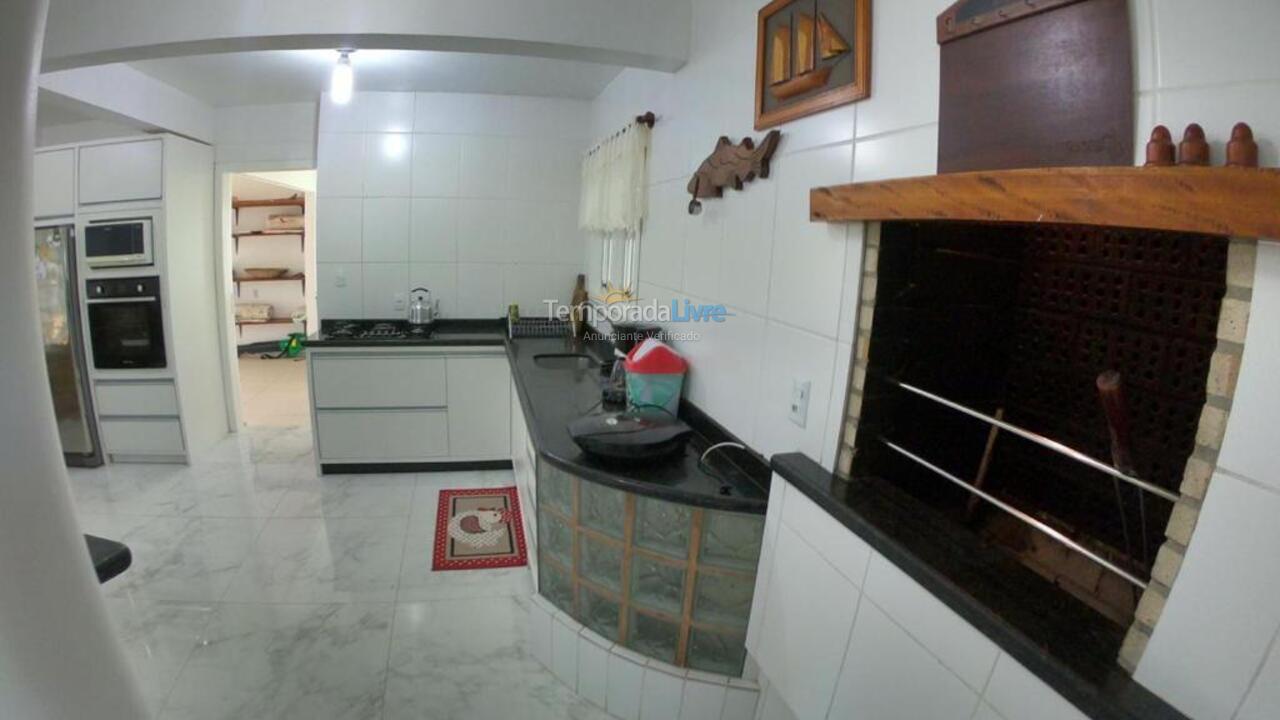 Casa para aluguel de temporada em Governador Celso Ramos (Praia de Palmas)