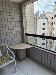 Very well-furnished apartment close to the beach.