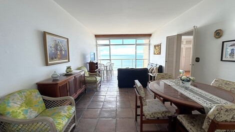 Apartment with direct oceanfront view on Pitangueiras Beach - Sleeps 6