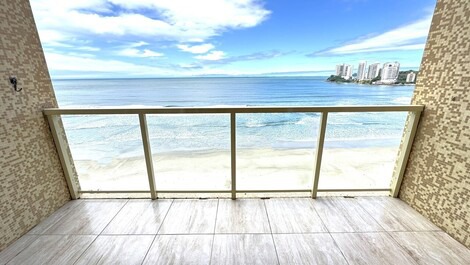 Apartment with direct oceanfront view on Pitangueiras Beach - Sleeps 6