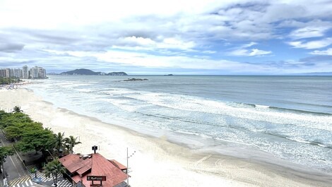Apartment with direct oceanfront view on Pitangueiras Beach - Sleeps 6
