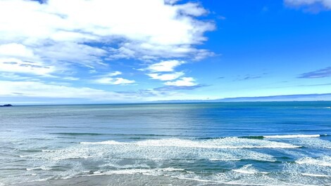 Apartment with direct oceanfront view on Pitangueiras Beach - Sleeps 6