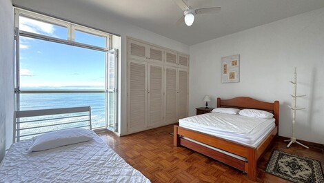 Apartment with direct oceanfront view on Pitangueiras Beach - Sleeps 6