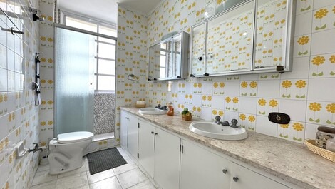 Apartment with direct oceanfront view on Pitangueiras Beach - Sleeps 6