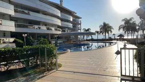 Apartamento en condominio frente al mar