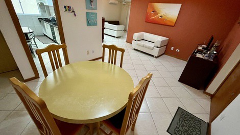 AMPLO APARTAMENTO QUADRA MAR NA MEIA PRAIA