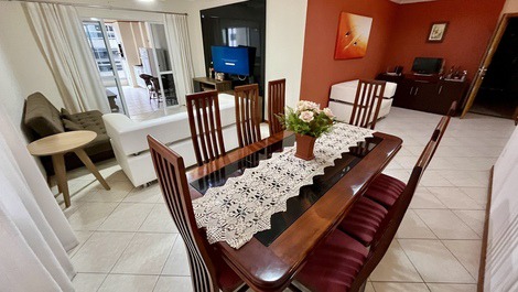 AMPLO APARTAMENTO QUADRA MAR NA MEIA PRAIA