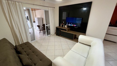 AMPLO APARTAMENTO QUADRA MAR NA MEIA PRAIA